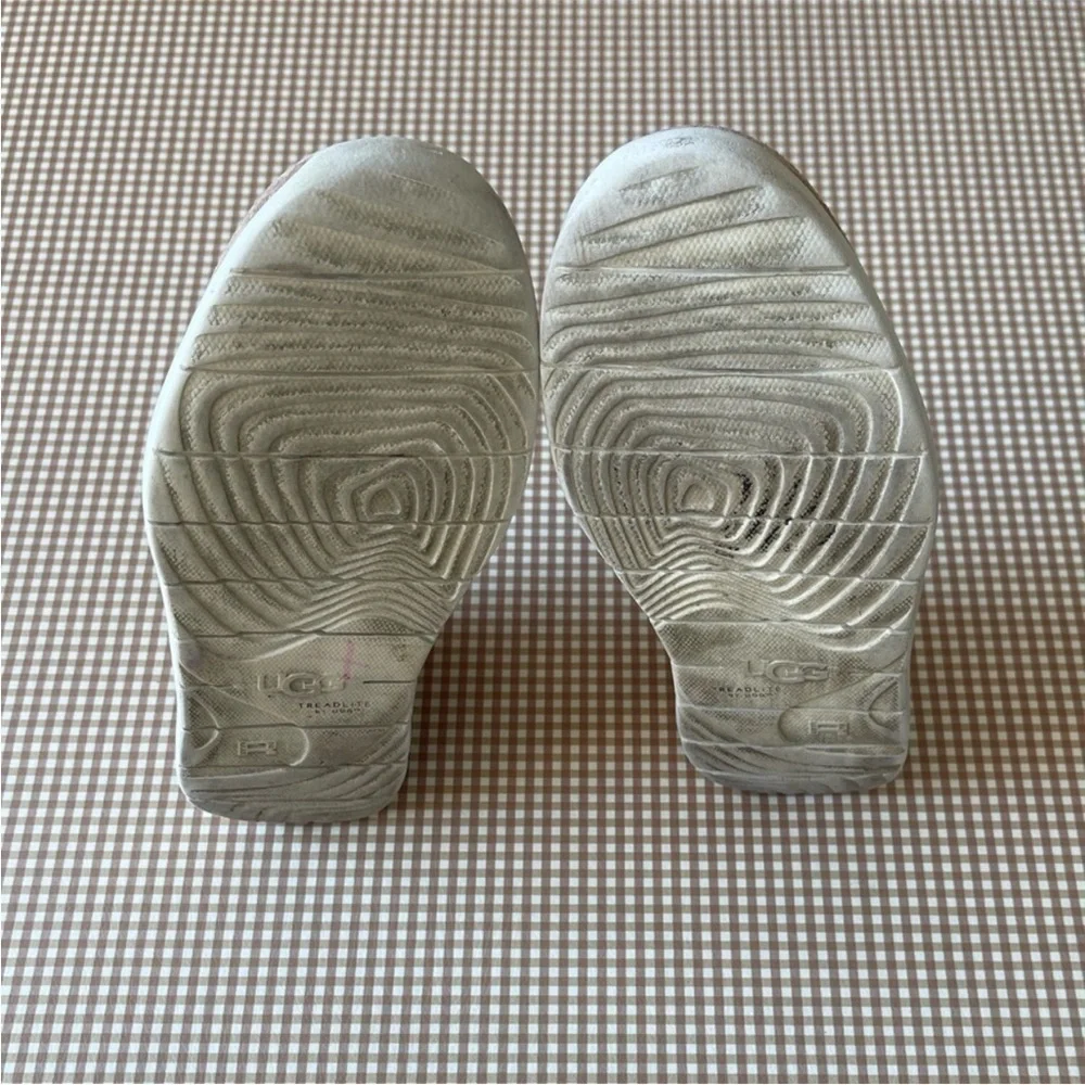 UGG men short booties.‎ Size 6